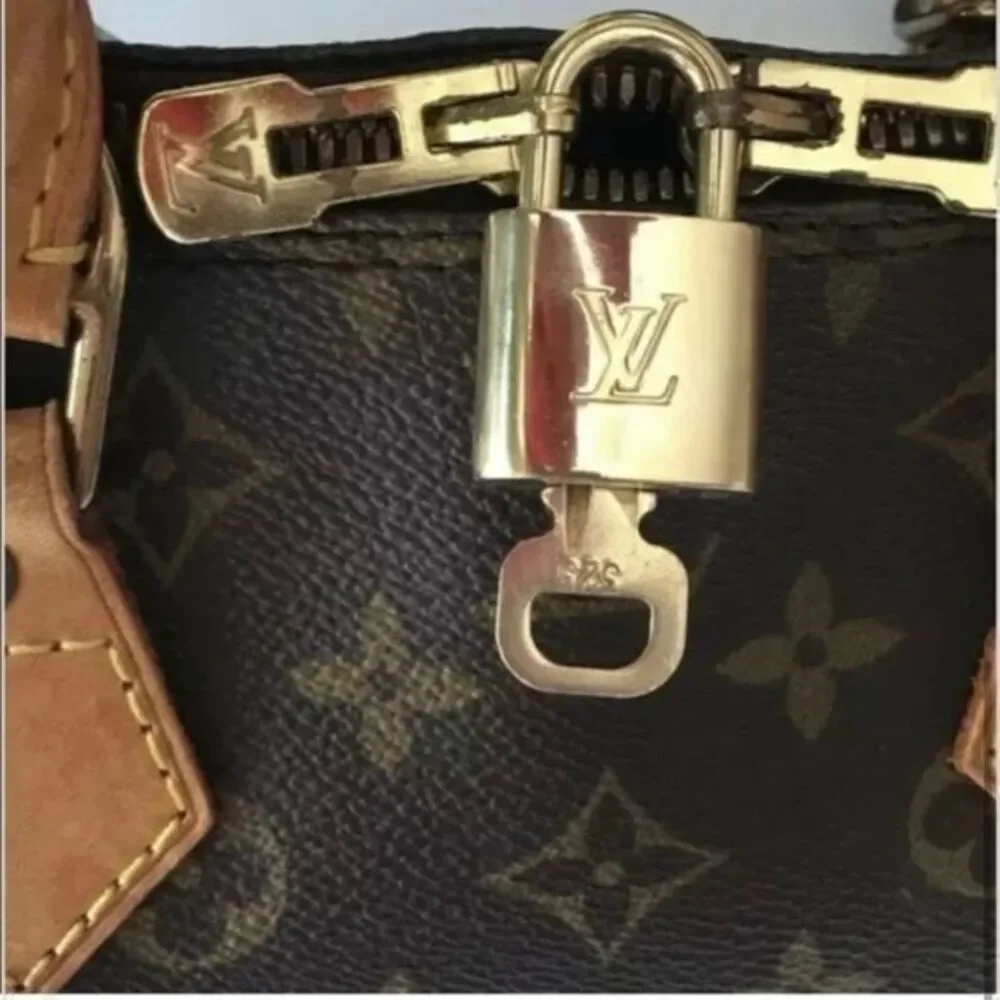 AUTHENTIC Near Mint Louis Vuitton lock and key - Picture 8 of 13